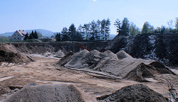 Kieswerk, Sandgrube in Schmölln / Oberlausitz / Sachsen liefert Sand, Kies, Mutterboden, Mineralstoffgemische, Splitte und verkippt unbelasteten Erdaushub und Bauschutt.